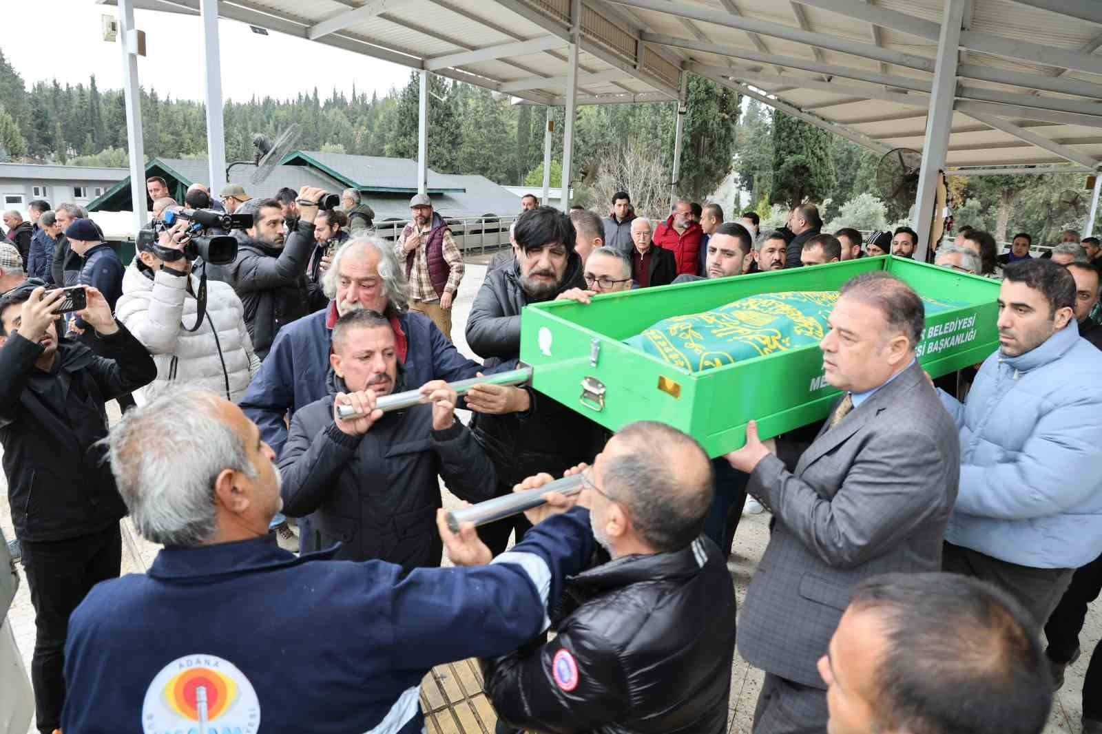 Şarkıcı Murat Kekilli'nin annesi  toprağa verildi