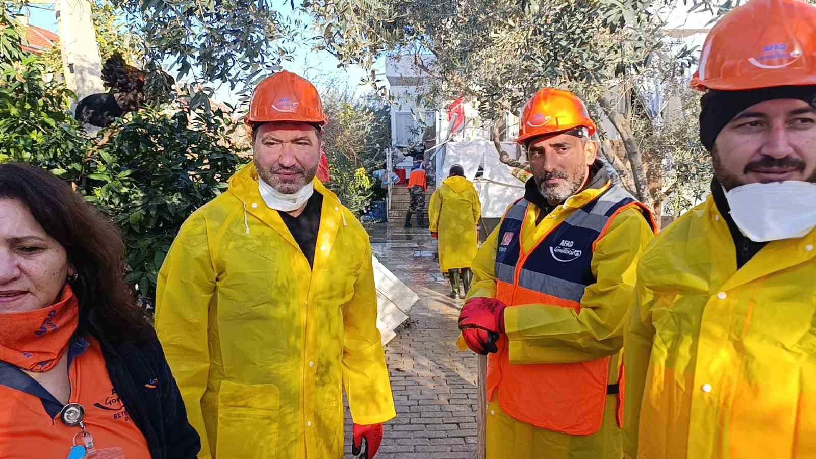 Sel felaketi sonrası kümese girmeye korkan tavuklar ağaçta uyumaya başladı