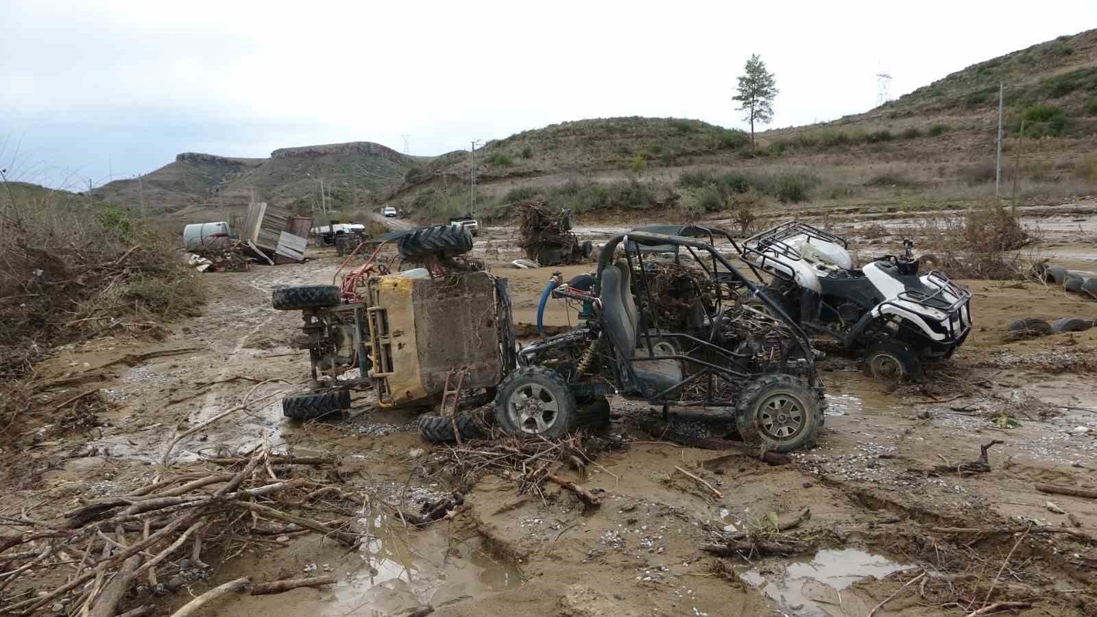 Sel safari istasyonunu vurdu, onlarca ATV kayıp