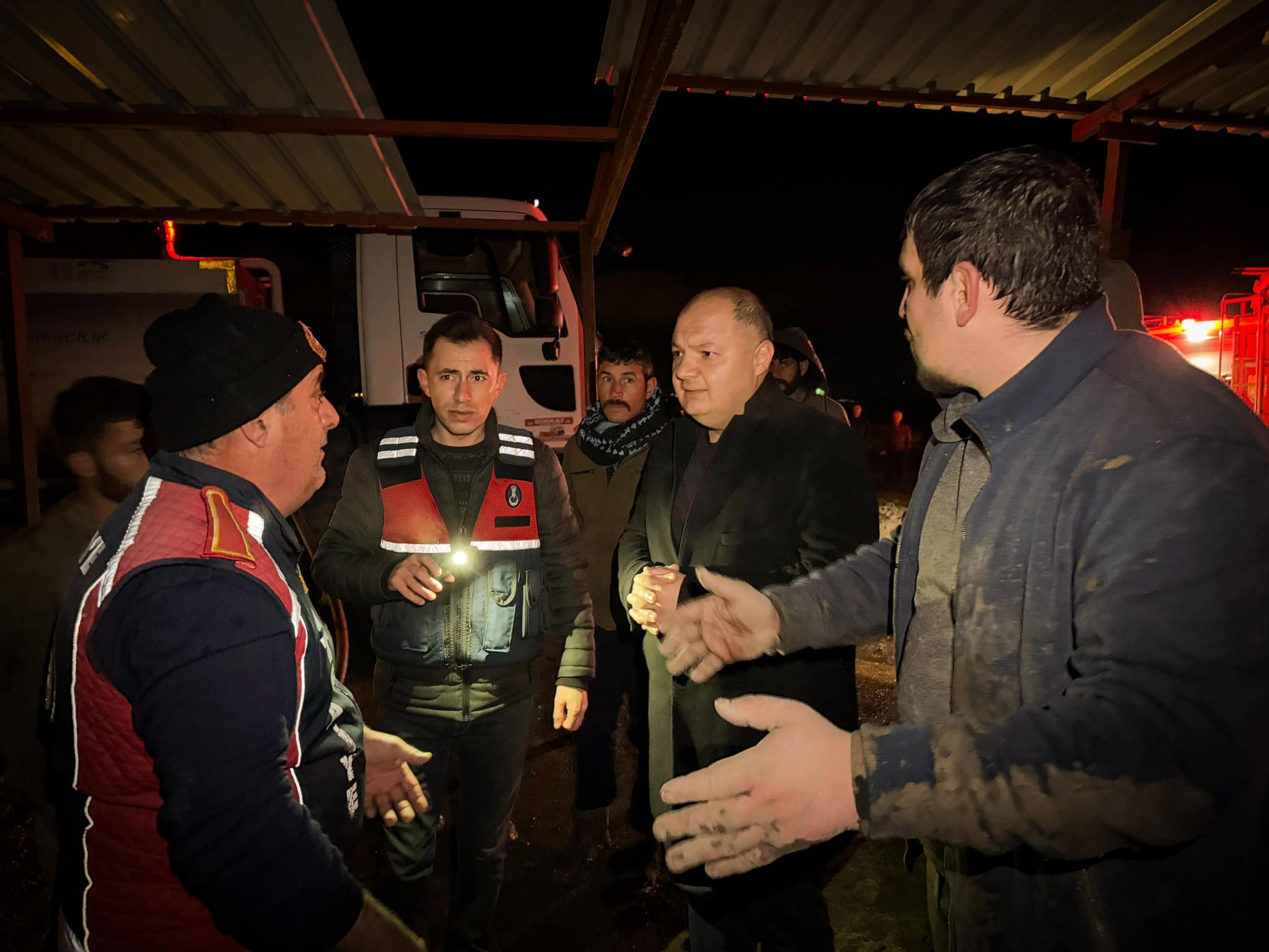 Sera ve yanındaki depo yandı