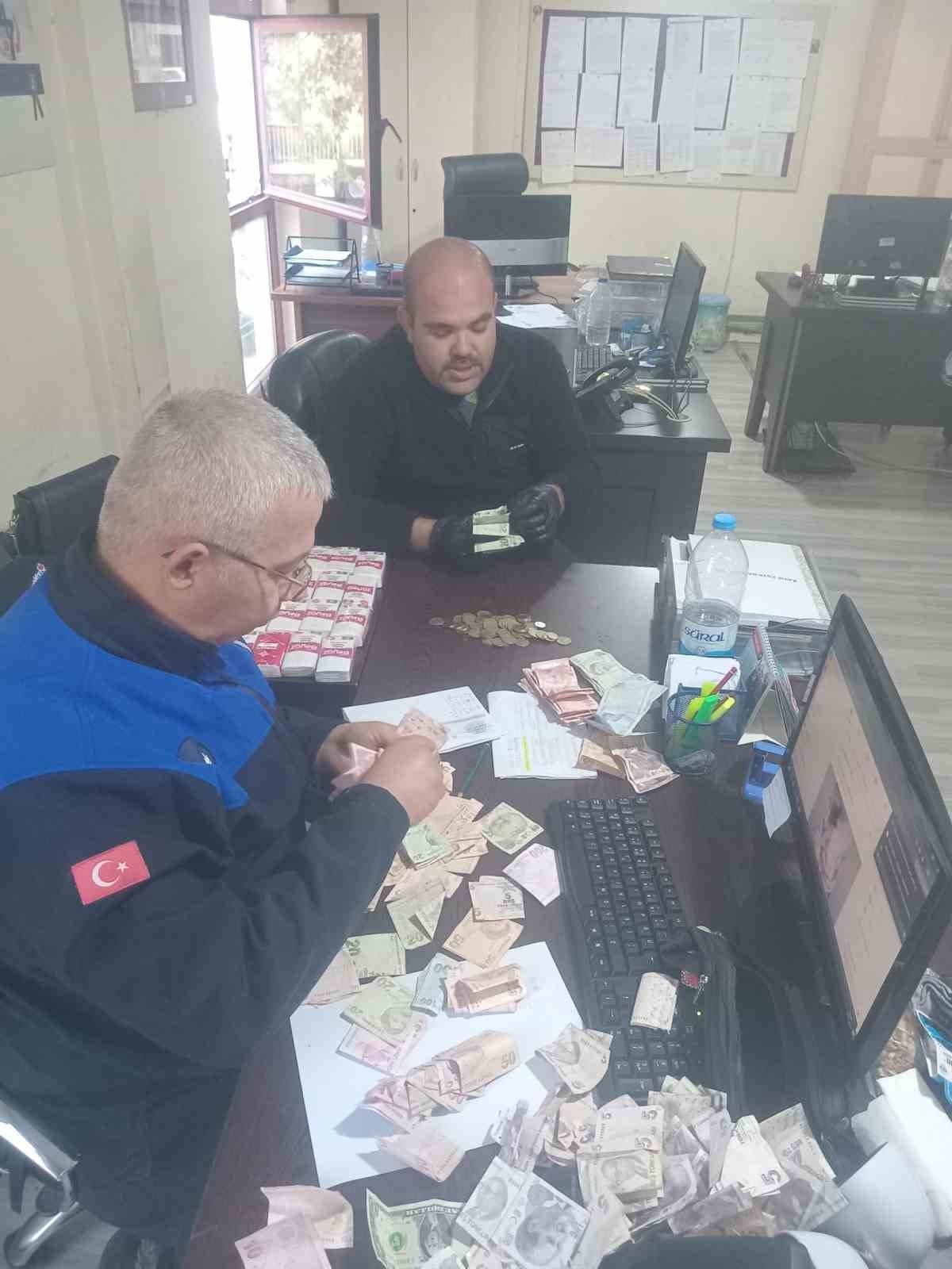 Serik'te dilencinin üzerinden çıkan 4 bin 340 TL'ye el konuldu