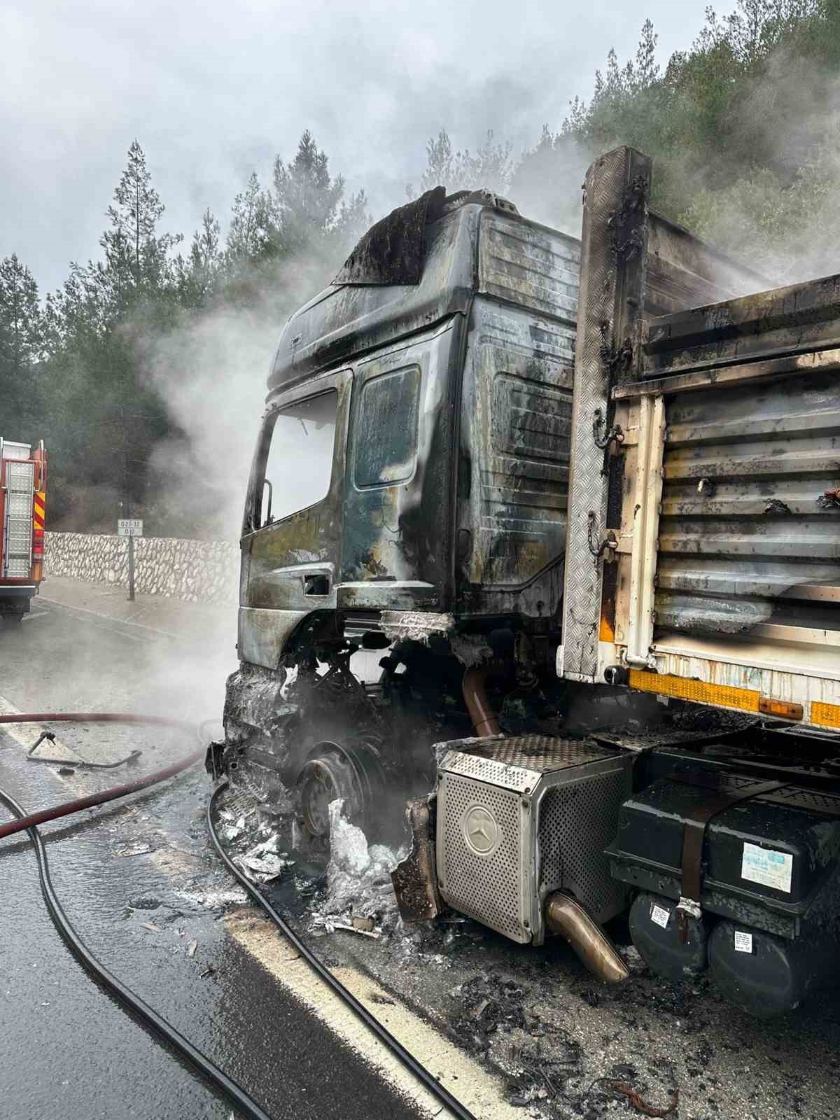 Tarsus'ta seyir halindeki tırın dorsesi yandı