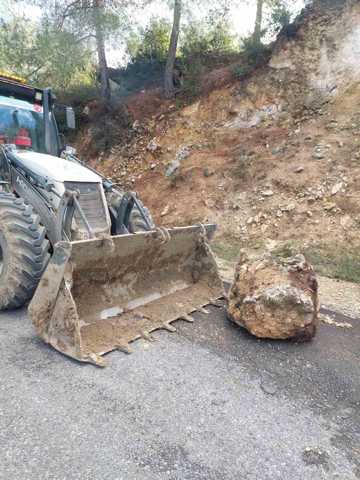 Tarsus'ta yola düşen kayaları belediye kaldırdı