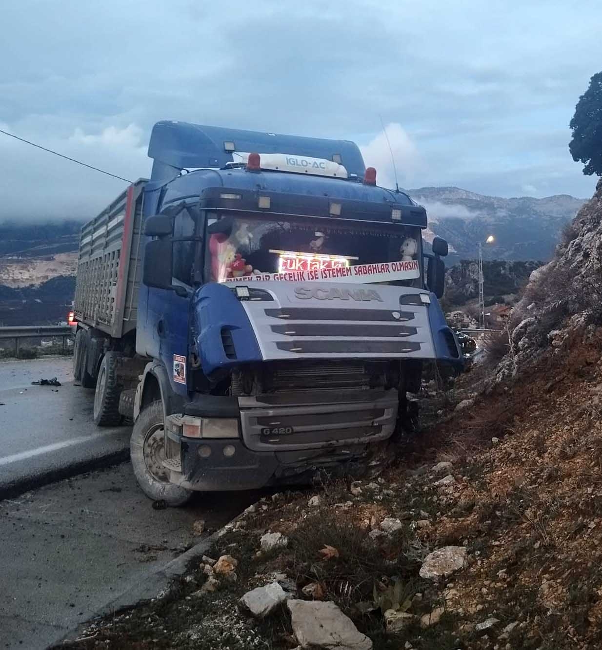 TIR ile otomobil çarpıştı: 3 yaralı