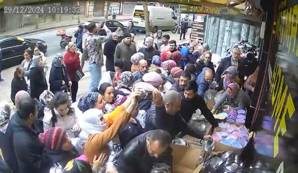 Uygun fiyata satılan ürünler izdihama neden oldu