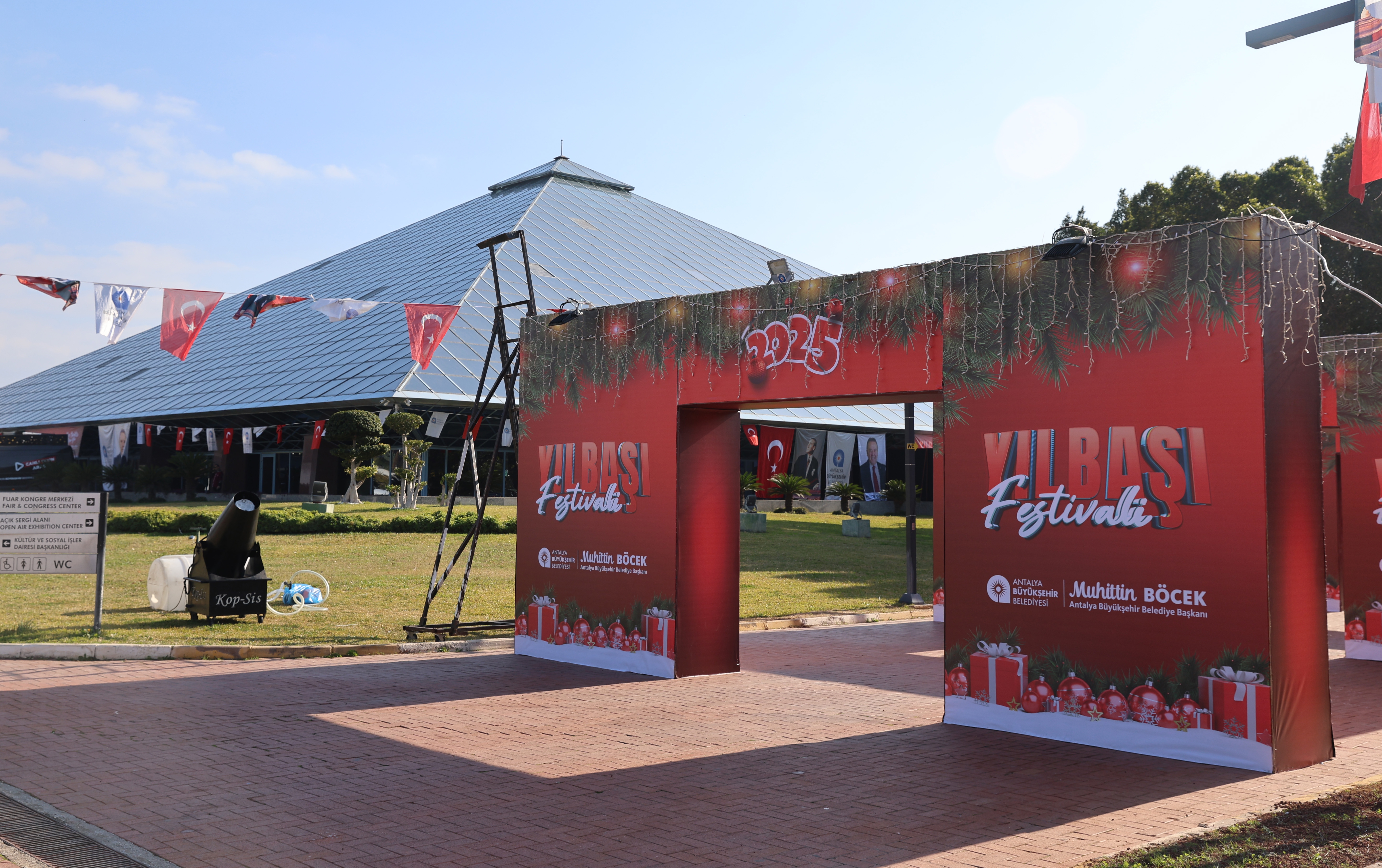 Yılbaşı Festivali Cam Piramit'te başladı