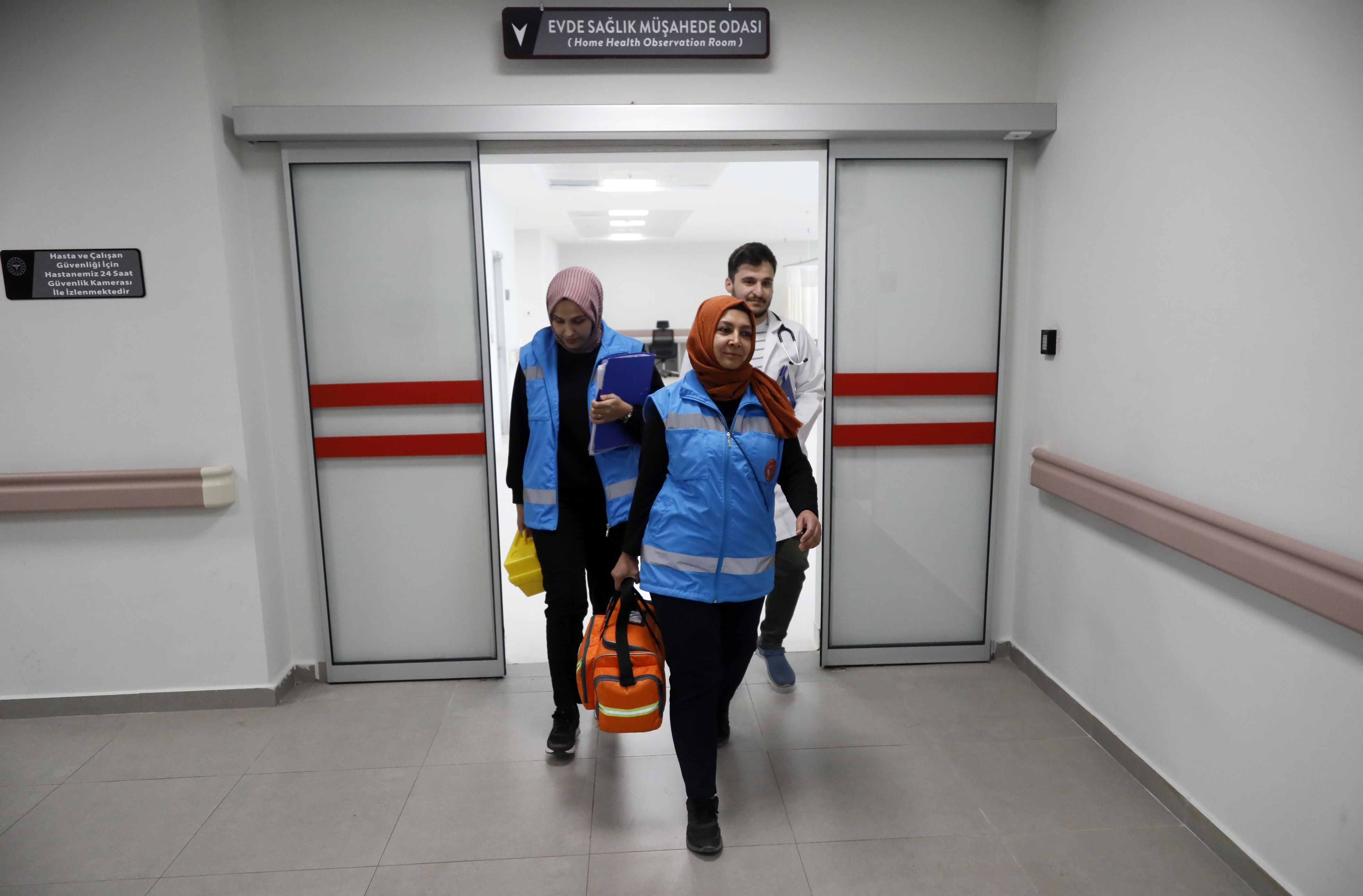 1400 hastaya evde sağlık hizmeti; duygusal anlar da yaşanıyor