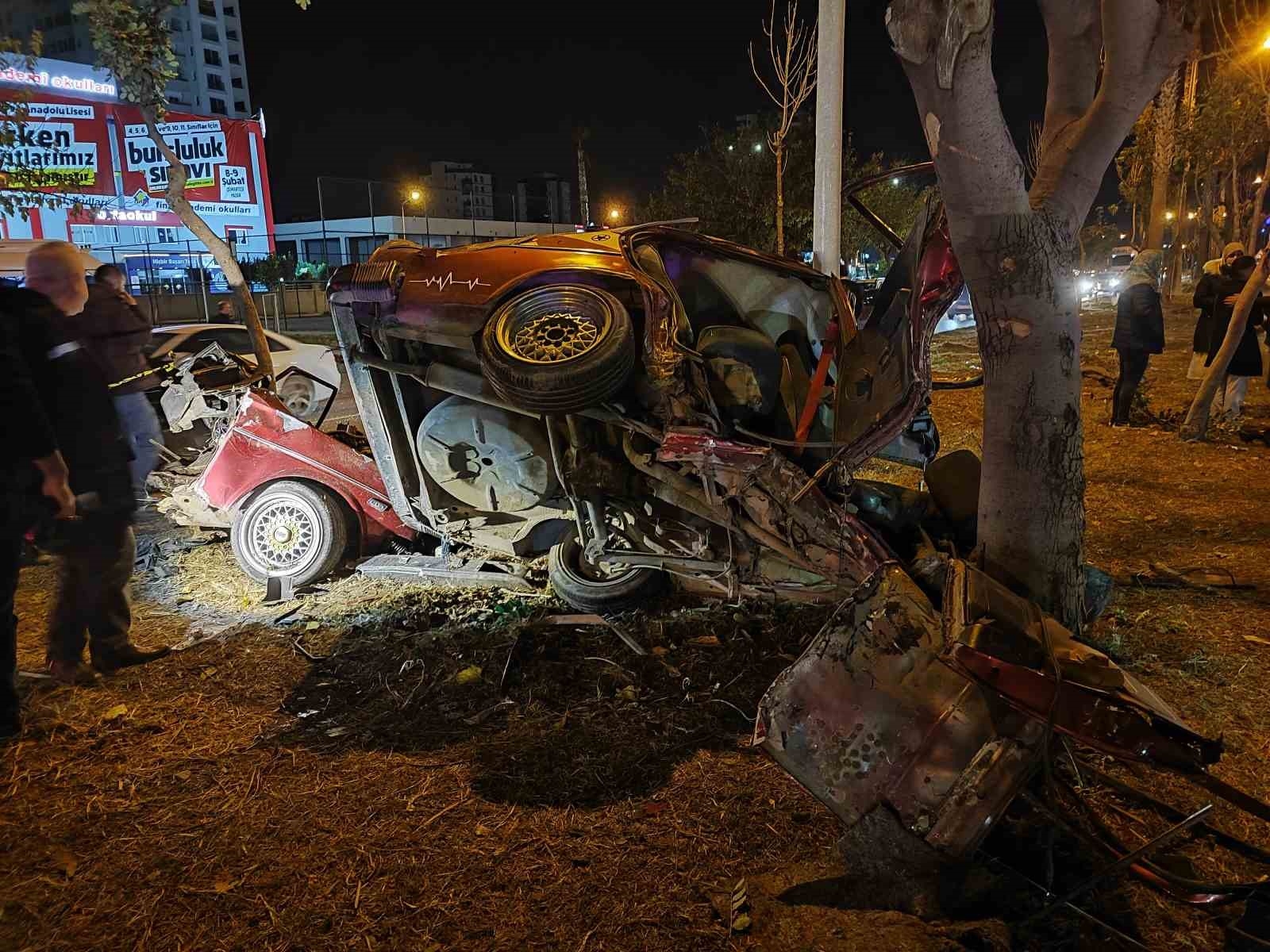 Ağaçlara çarpan otomobil ikiye ayrıldı: 1 ölü, 2 yaralı