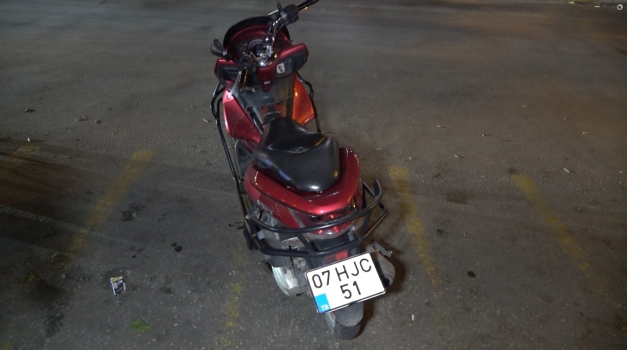 Alanya'da motosikletin çarptığı yaya yaralandı