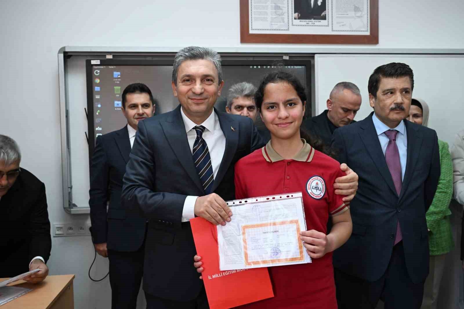 Antalya'da 500 bin 164 öğrenci karne heyecanı yaşadı