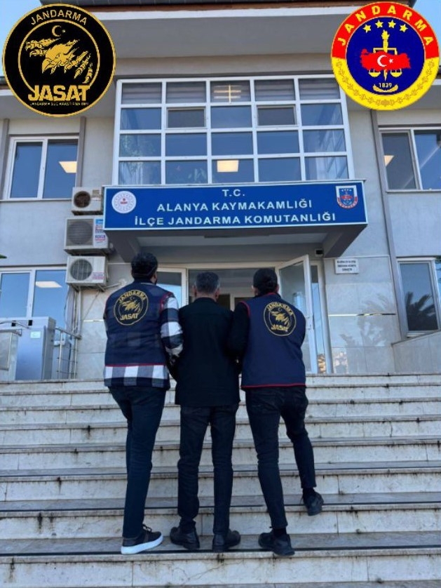 Antalya'da jandarma dedektifleri son 72 saatte 205 aranan şahsı yakaladı