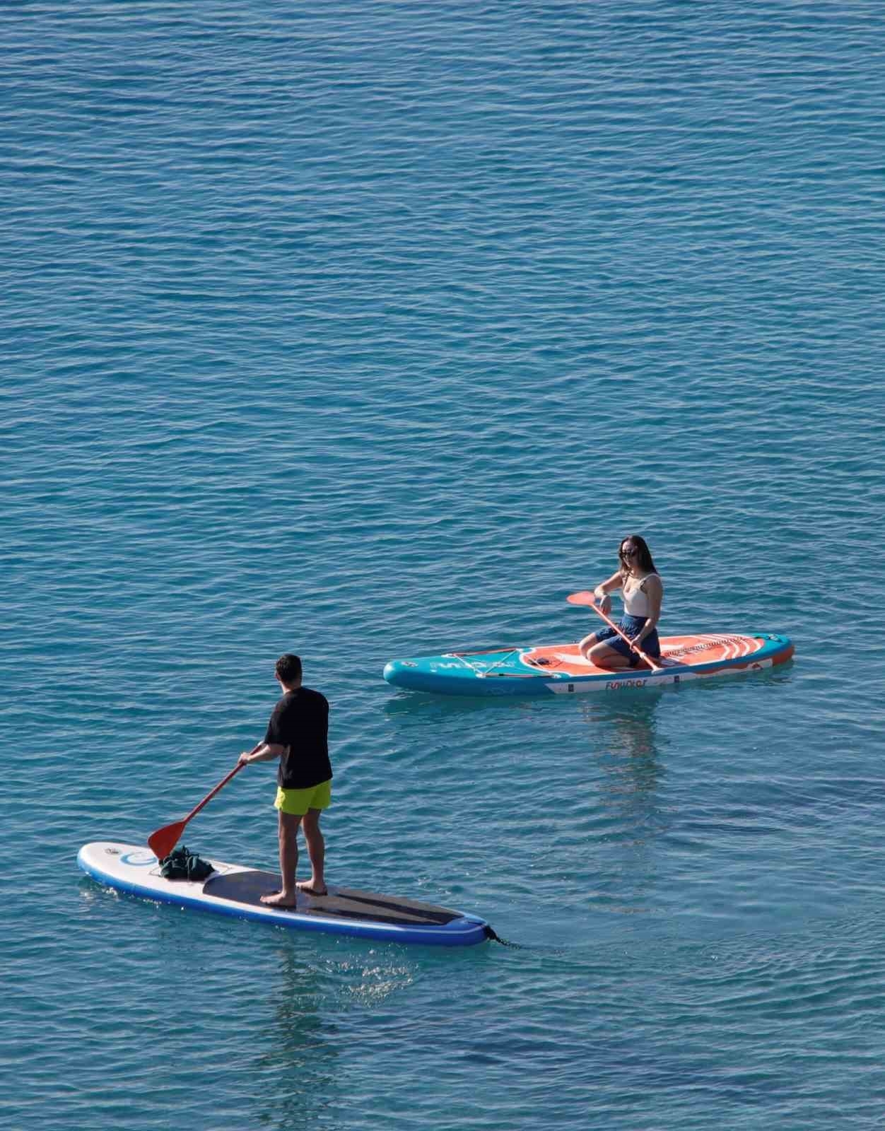 Antalya'da karla kaplı dağların gölgesinde deniz ve güneş keyfi