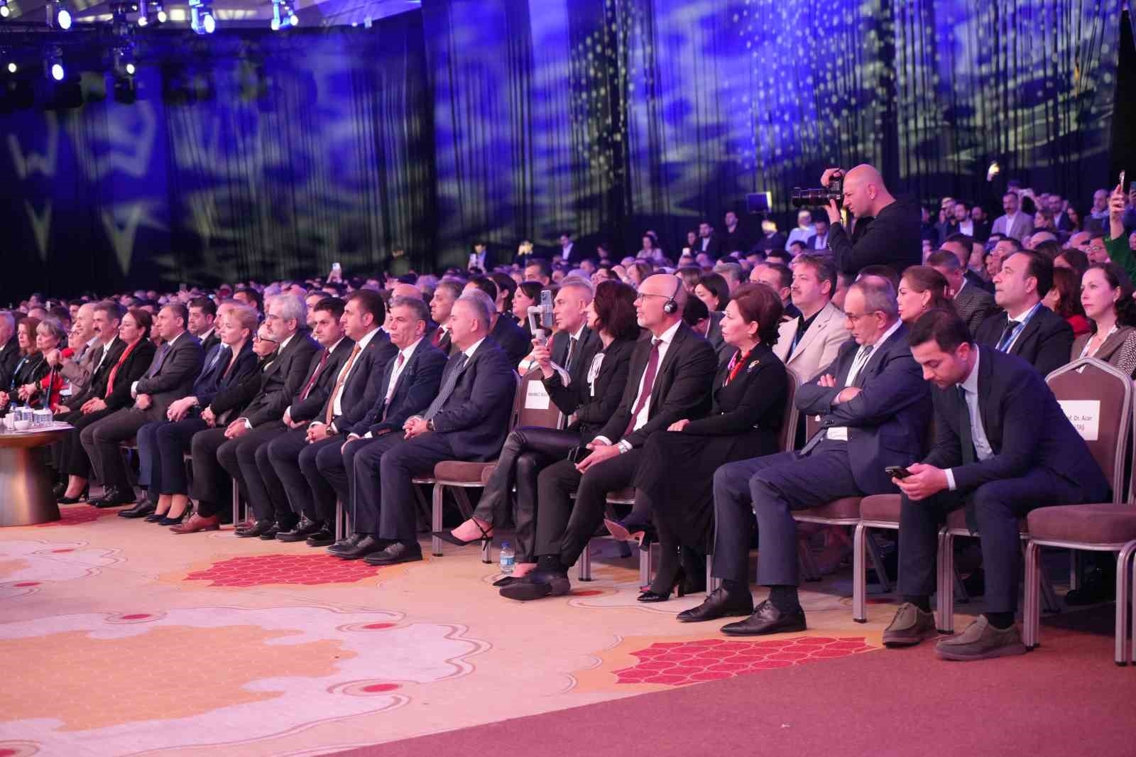 Bakan Tekin'den uyarısı: "Kapatmaya kadar gider, çekinmeyiz"