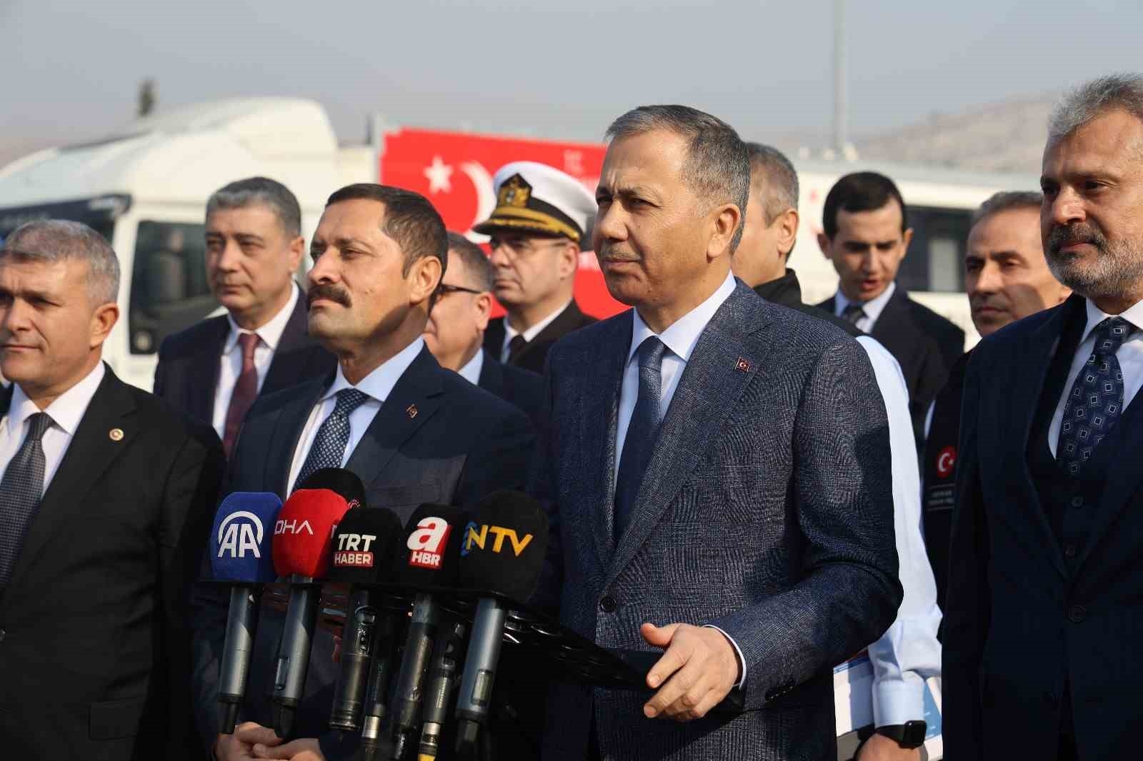 Bakan Yerlikaya: "Son bir ayda 52 bin 622 Suriyeli ülkesine dönüş yaptı"