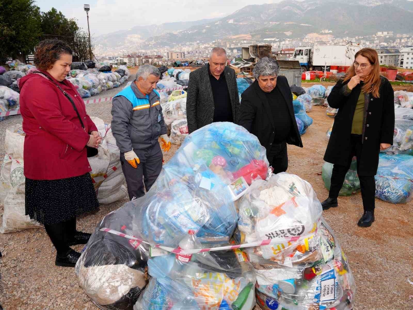 Birinci olabilmek için evlerinde 45 gün boyunca 15 ton atık biriktirdiler