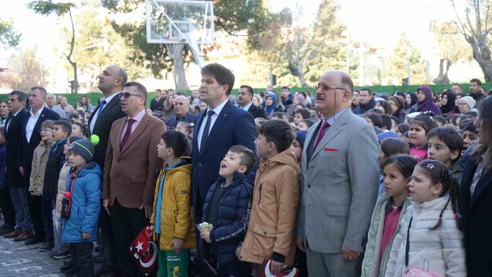 Burdur'da 41 bin 77 öğrenci karne sevinci yaşadı
