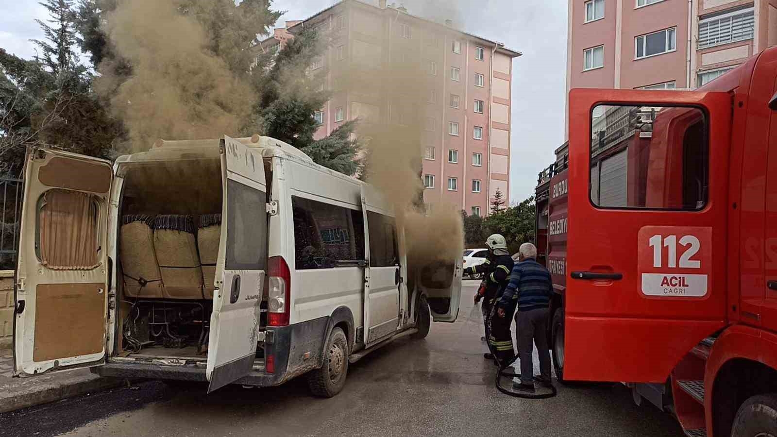Burdur'da araç içerisine düşen sigara izmariti yangına neden oldu