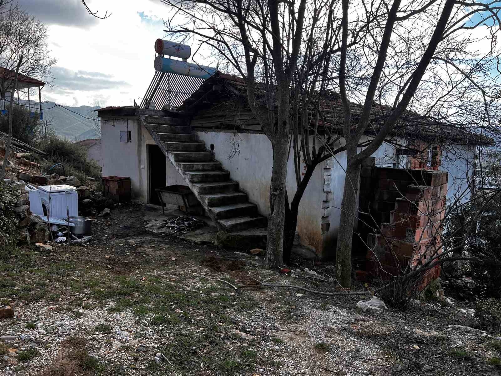Burdur'da çamaşır makinesinden çıkan yangında 2 kişi dumandan etkilendi