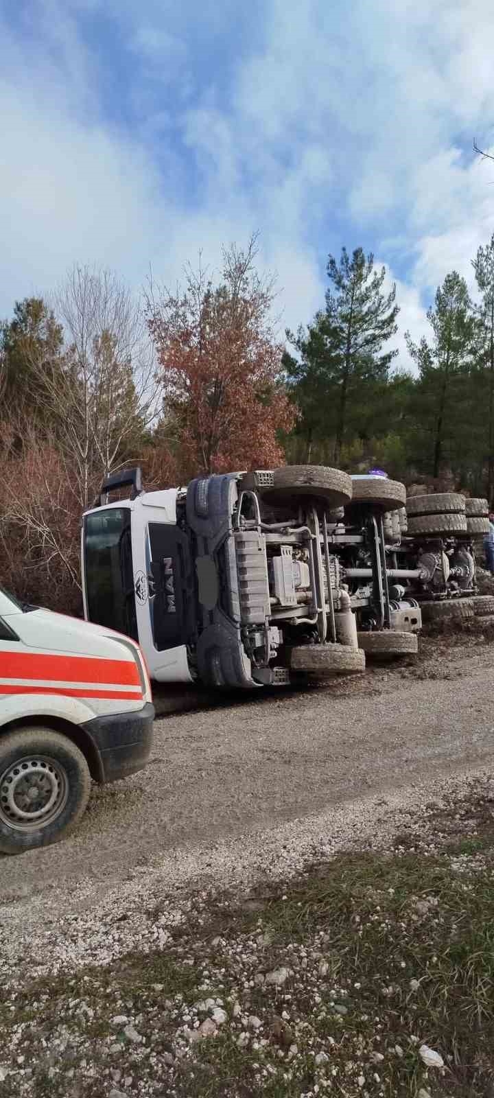 Burdur'da devrilen hafriyat kamyonundan burnu kanamadan çıktı