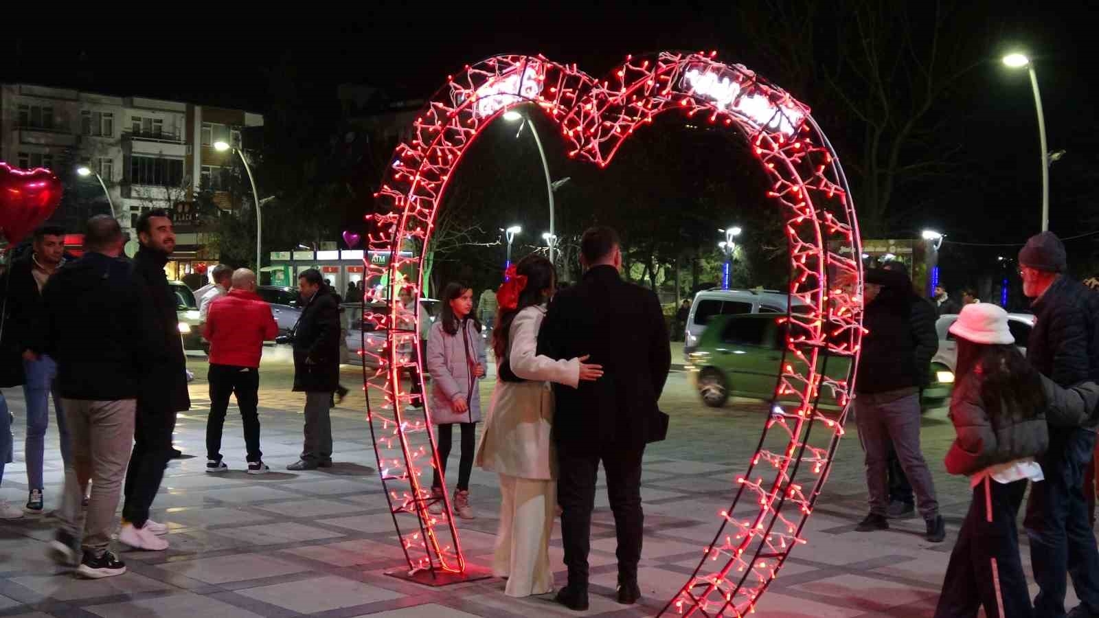 Burdur'da yılbaşı Cumhuriyet Meydanı'nda coşku ile kutlandı