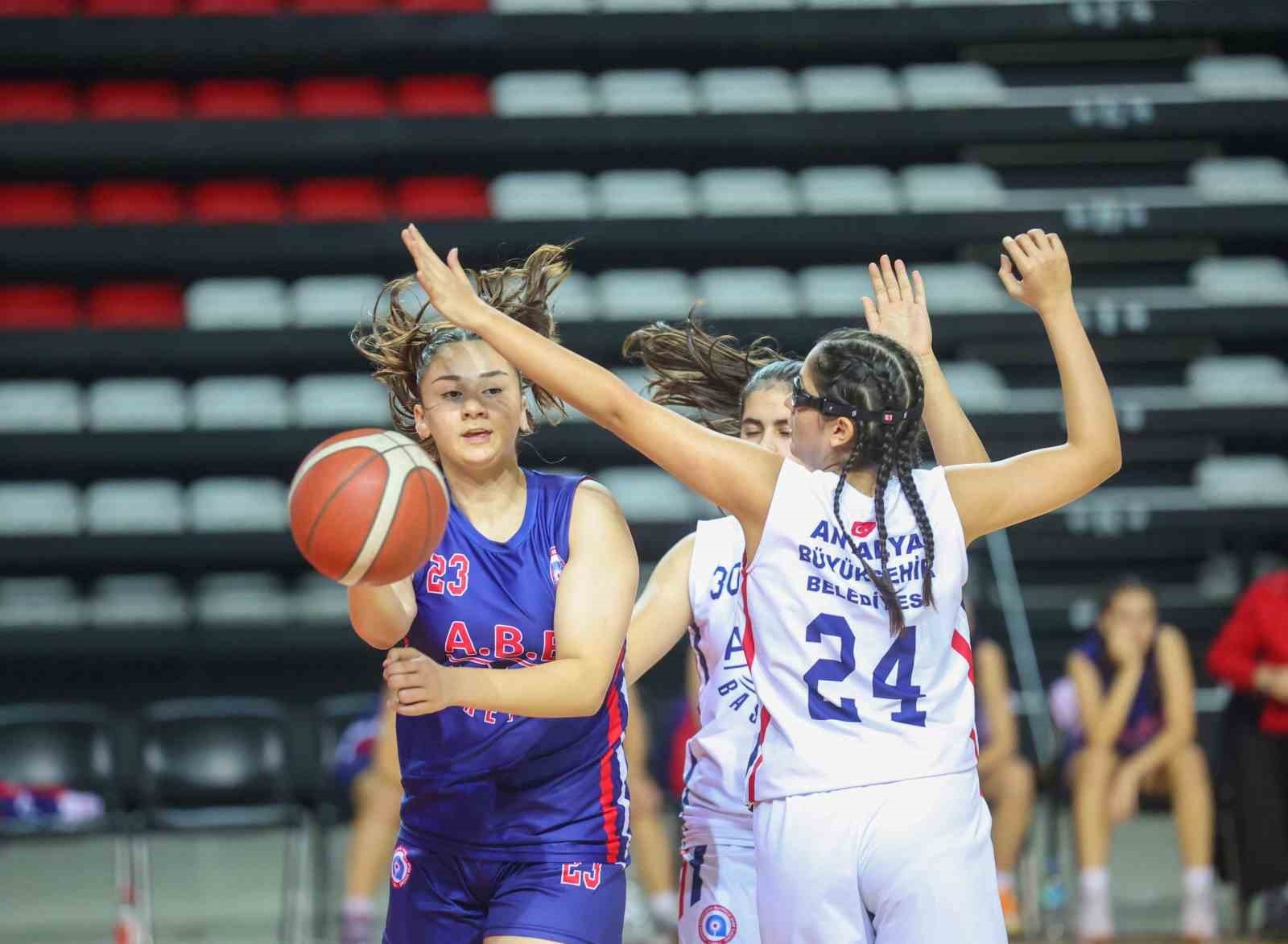 Büyükşehir'in basketbolcu kızları Antalya şampiyonu oldu