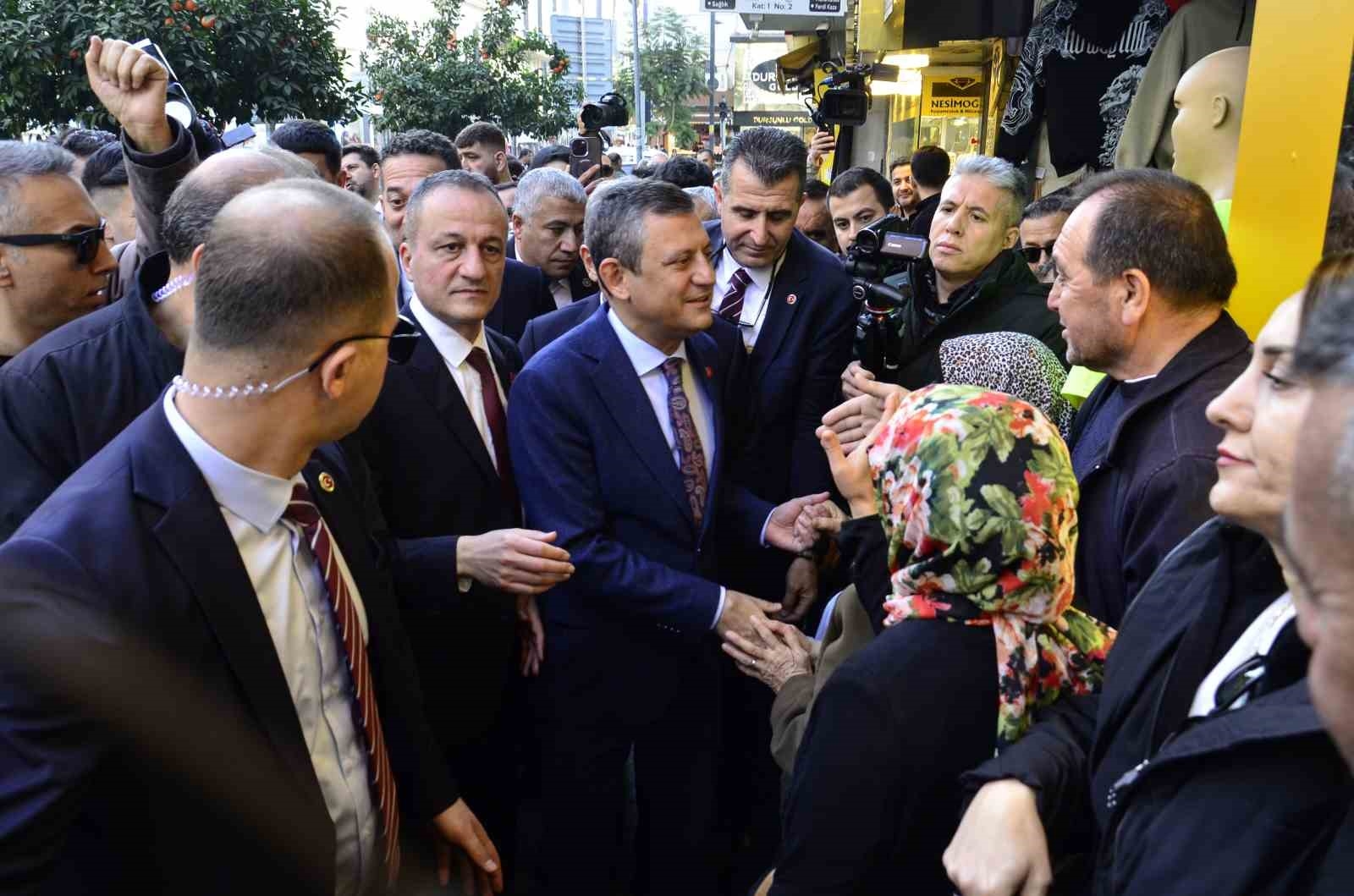 CHP Genel Başkanı Özel, Mersin'de esnaf ziyareti gerçekleştirdi