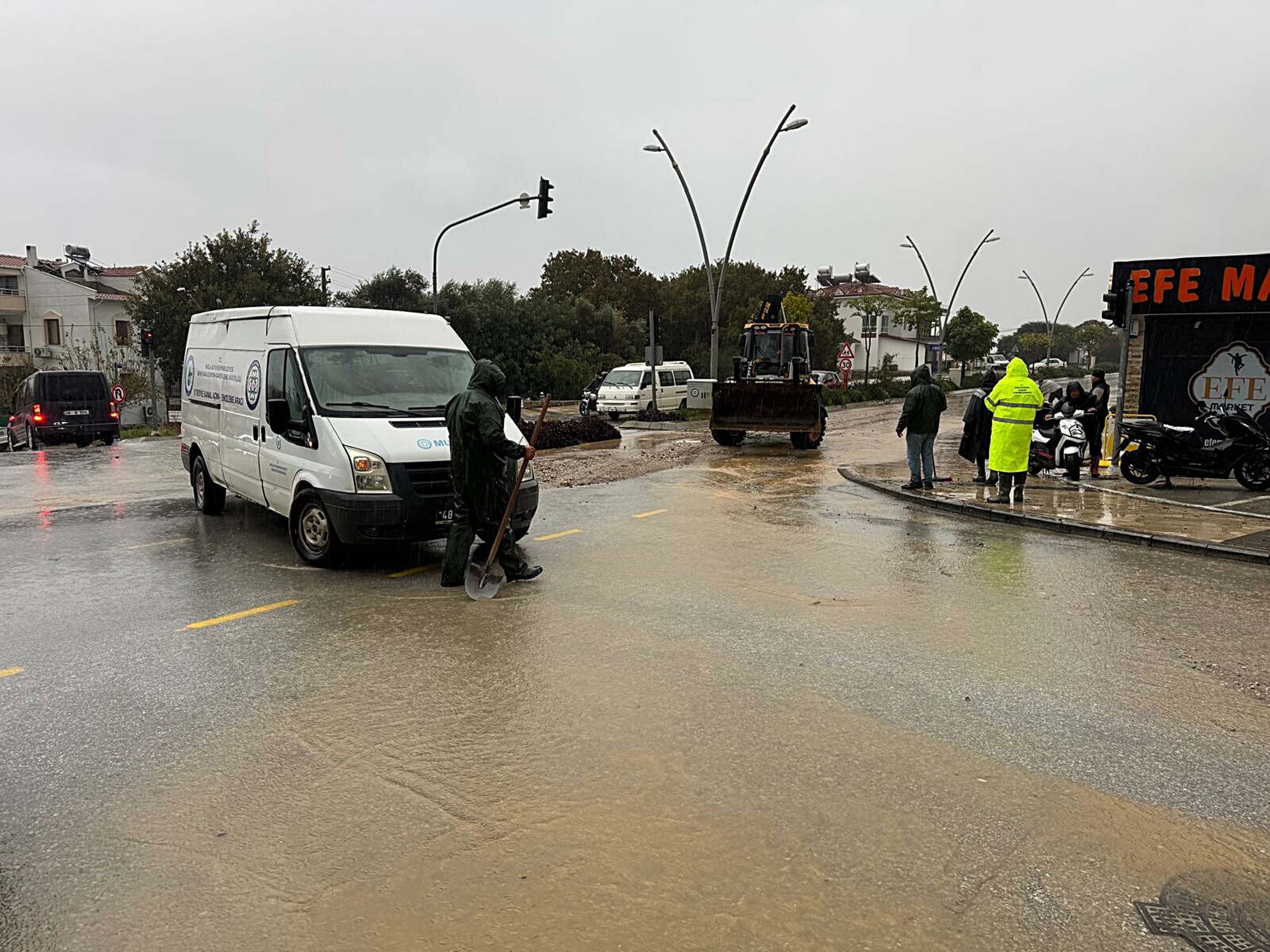 Datça'da sağanak; dere taştı, ev ve iş yerlerini su bastı