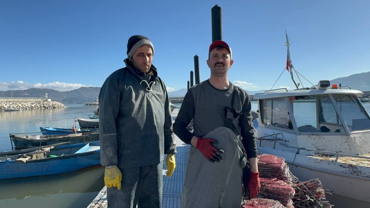Eğirdir Gölü'nde Kaçak Avcılıkla Mücadelede 400 Pinter ve 150 Kilogram Canlı Kerevit Ele Geçirildi