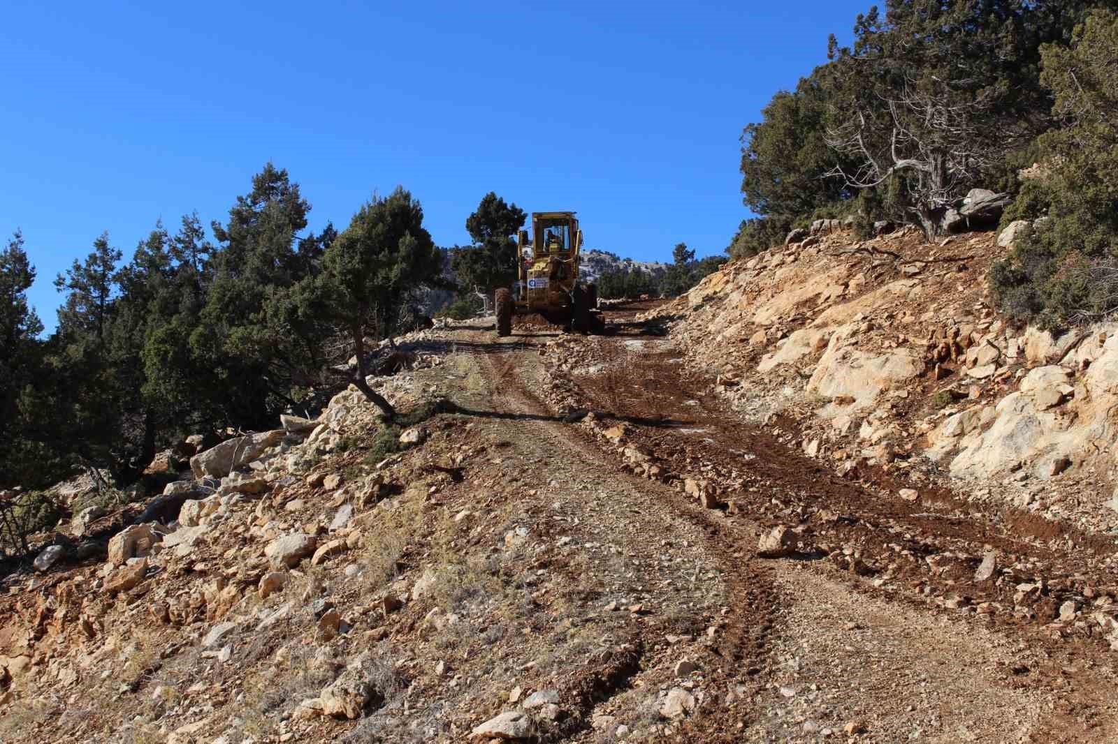Elmalı'da yayla yoluna ulaşım kolaylaştı