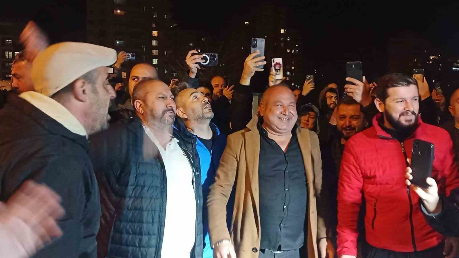 Ferdi Tayfur'un sevenleri dua edip gözyaşlarına boğuldu