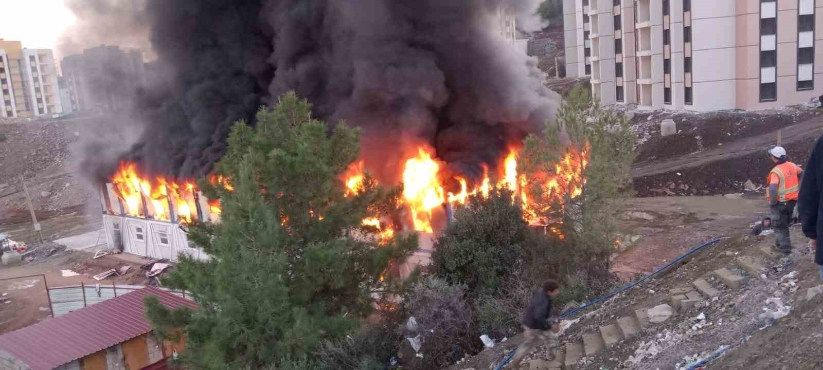 İşçilerin kaldığı konteyner yatakhane alevlere teslim oldu