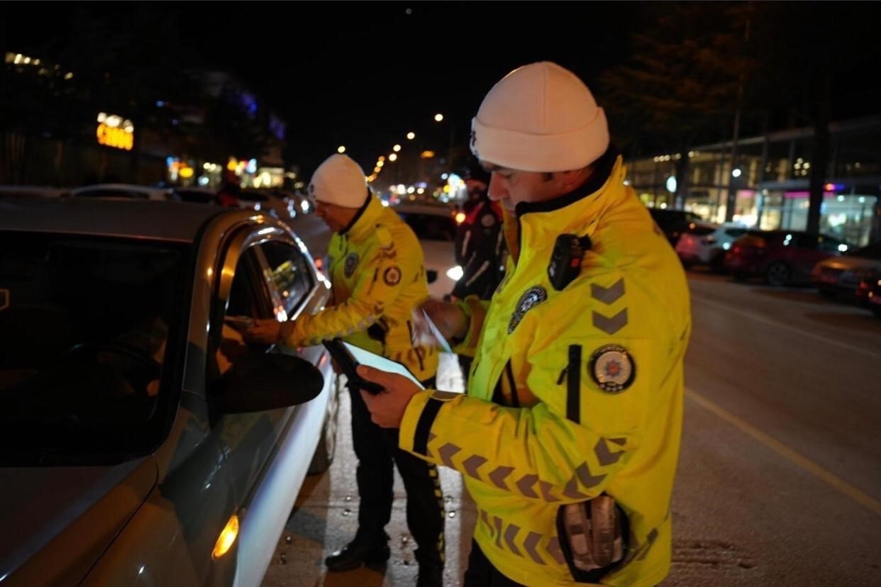 Isparta'da asayiş ve trafik denetimi: 5 araç trafikten men edildi