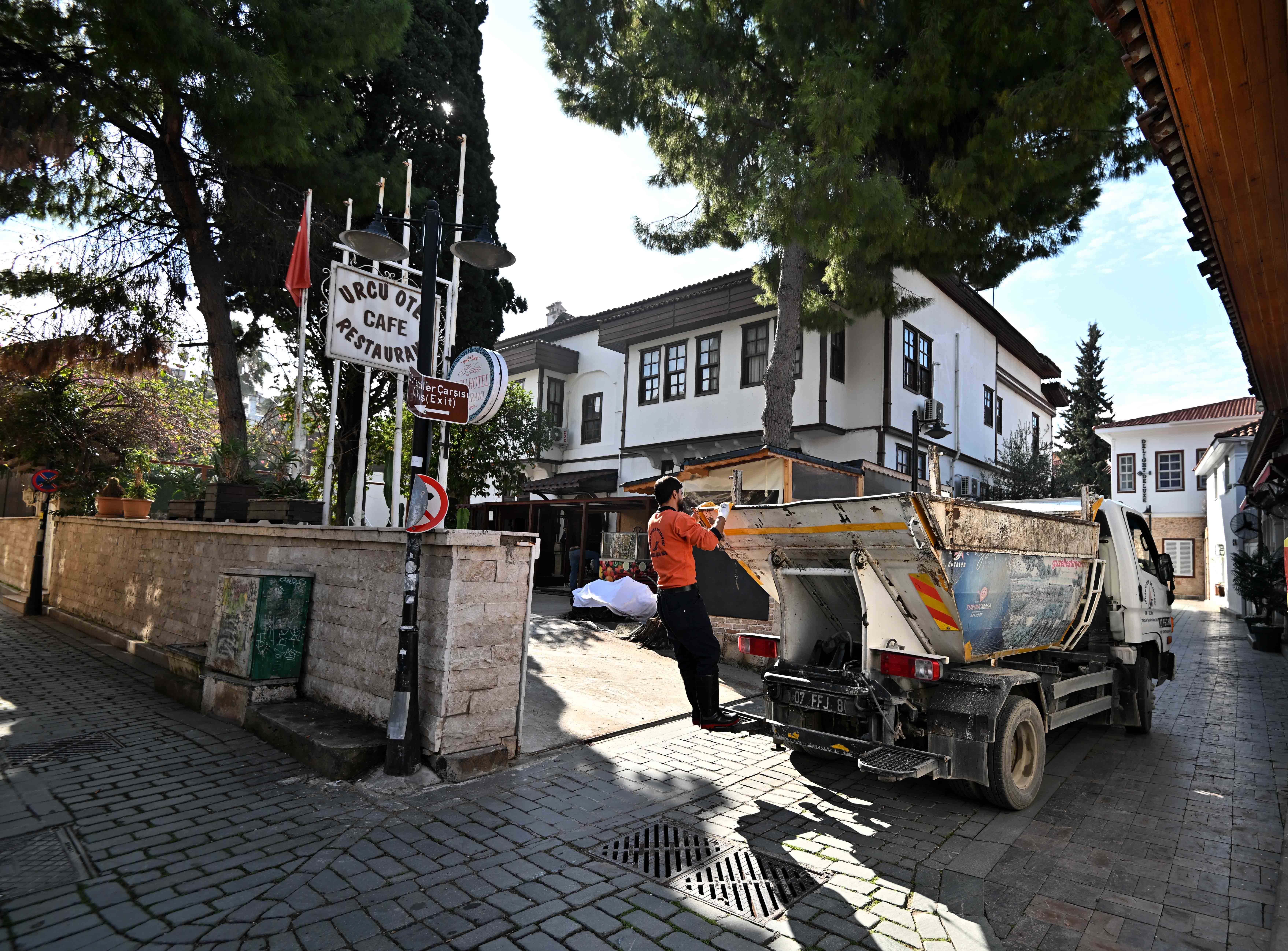 Kaleiçi'nde çöpte dedektiflik