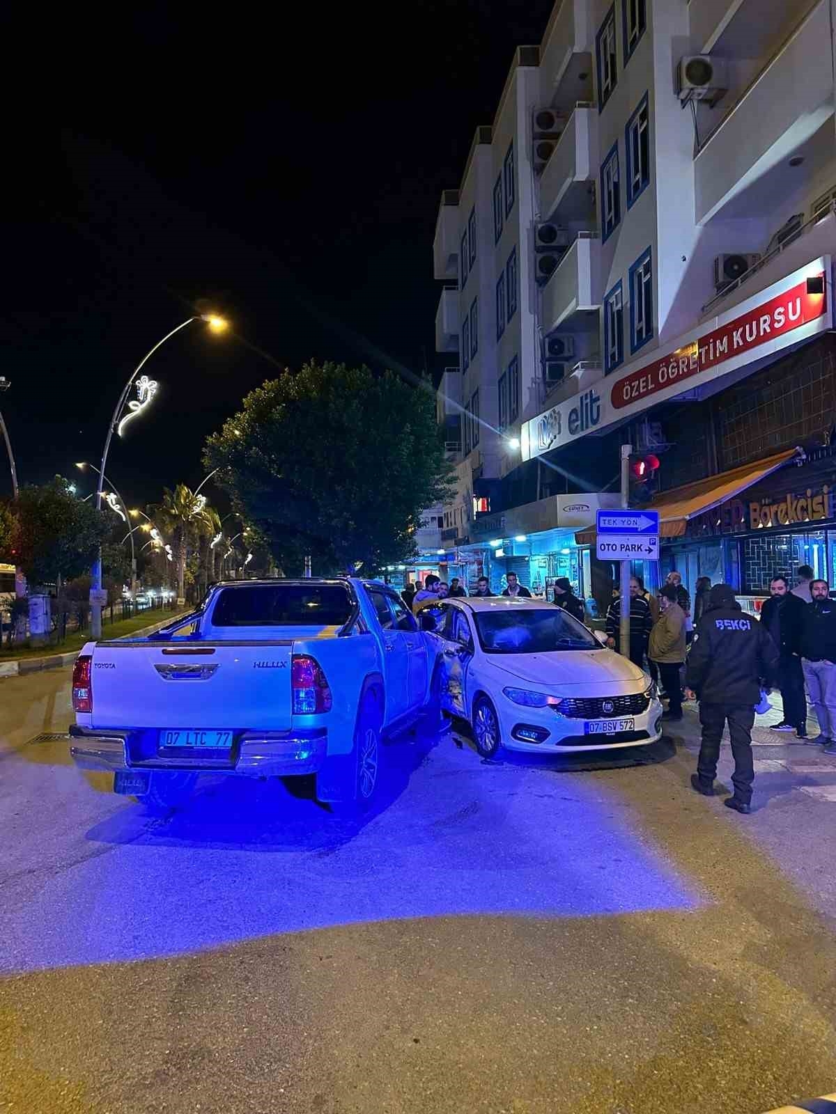Kamyonetin çarptığı otomobili iş yerine girmekten demir dubalar kurtardı