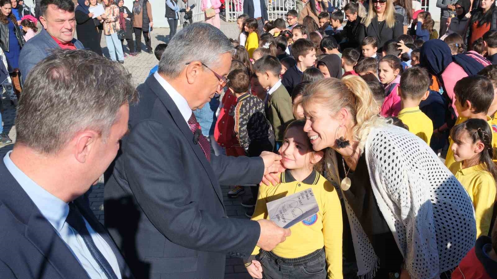 Kemer Belediye Başkanı Topaloğlu karne törenine katıldı