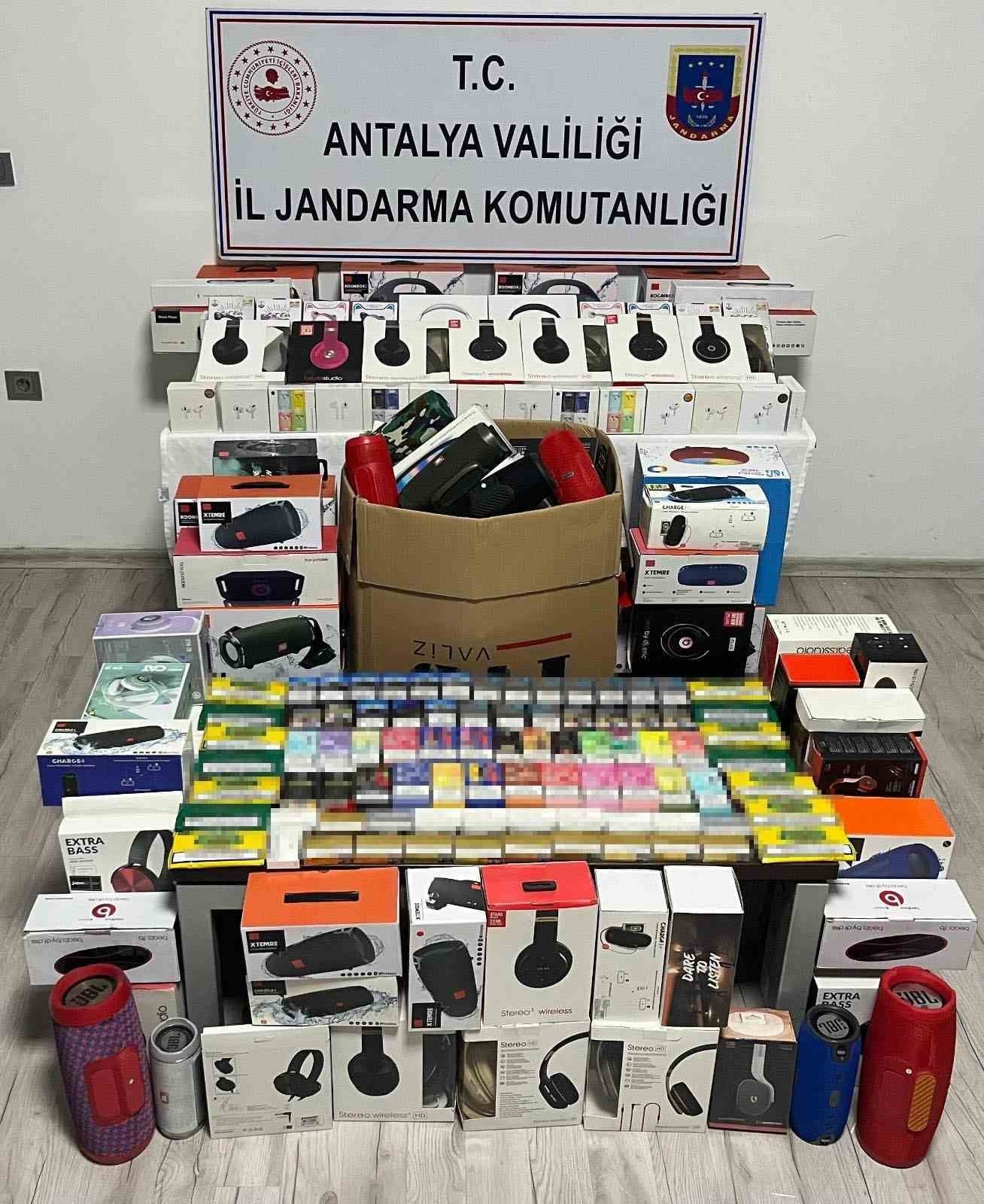 Manavgat'ta işyerinde kaçak eşya ve tütün malzemeleri ele geçirildi