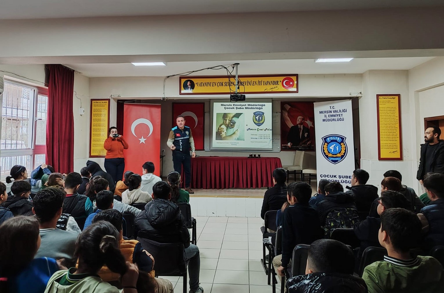 Mersin polisi çocukları bilgilendiriyor