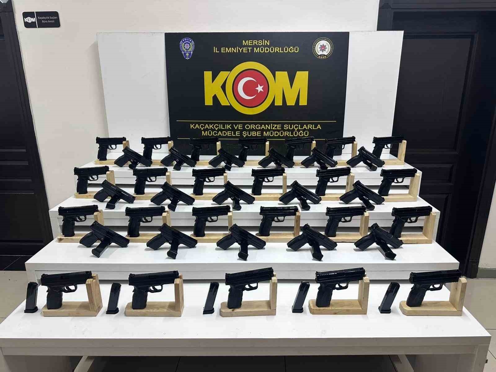 Mersin'de Araçta 40 Tabanca Ele Geçirildi: 2 Gözaltı