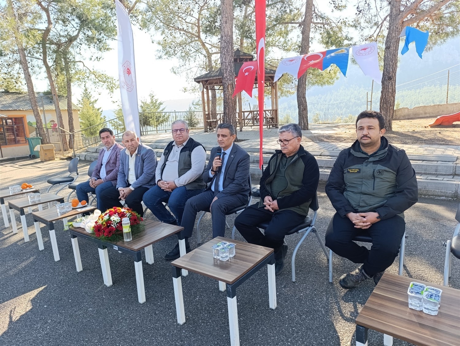 Mersin'de köylüler orman yangınlarıyla mücadele konusunda bilgilendiriliyor