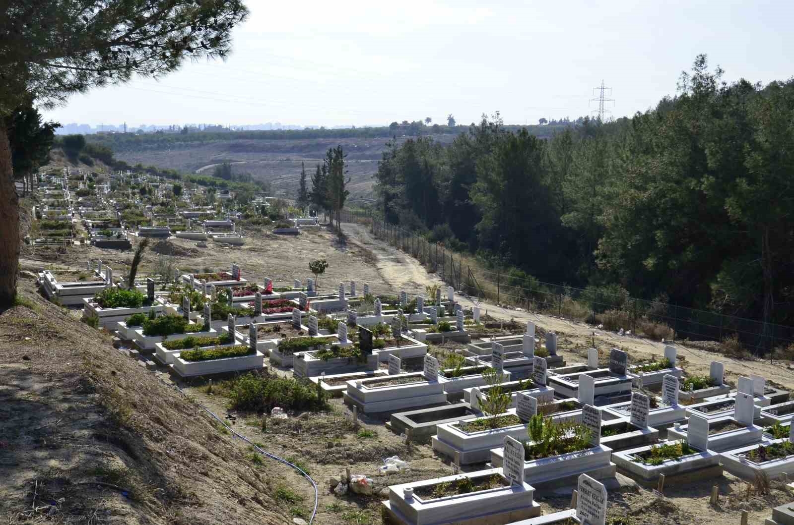 Mersin'de zehirlenme sonucu ölen 3 kardeşten ikisi toprağa verildi