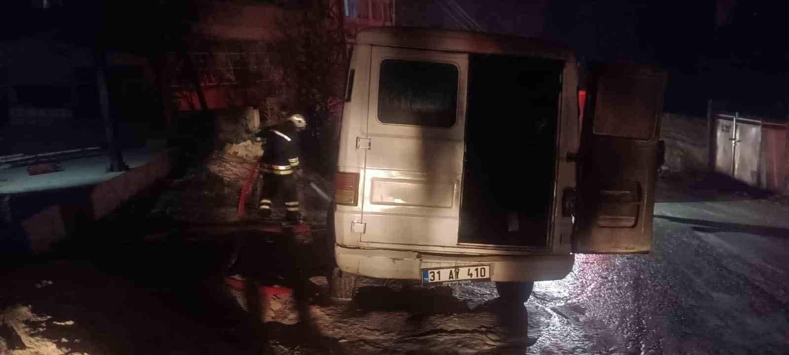 Park halindeki minibüs alevlere teslim oldu