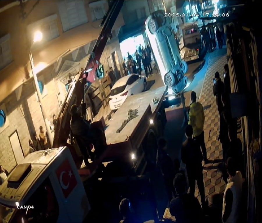 Park halindeki otomobile çarpıp takla attı: O anlar kamerada