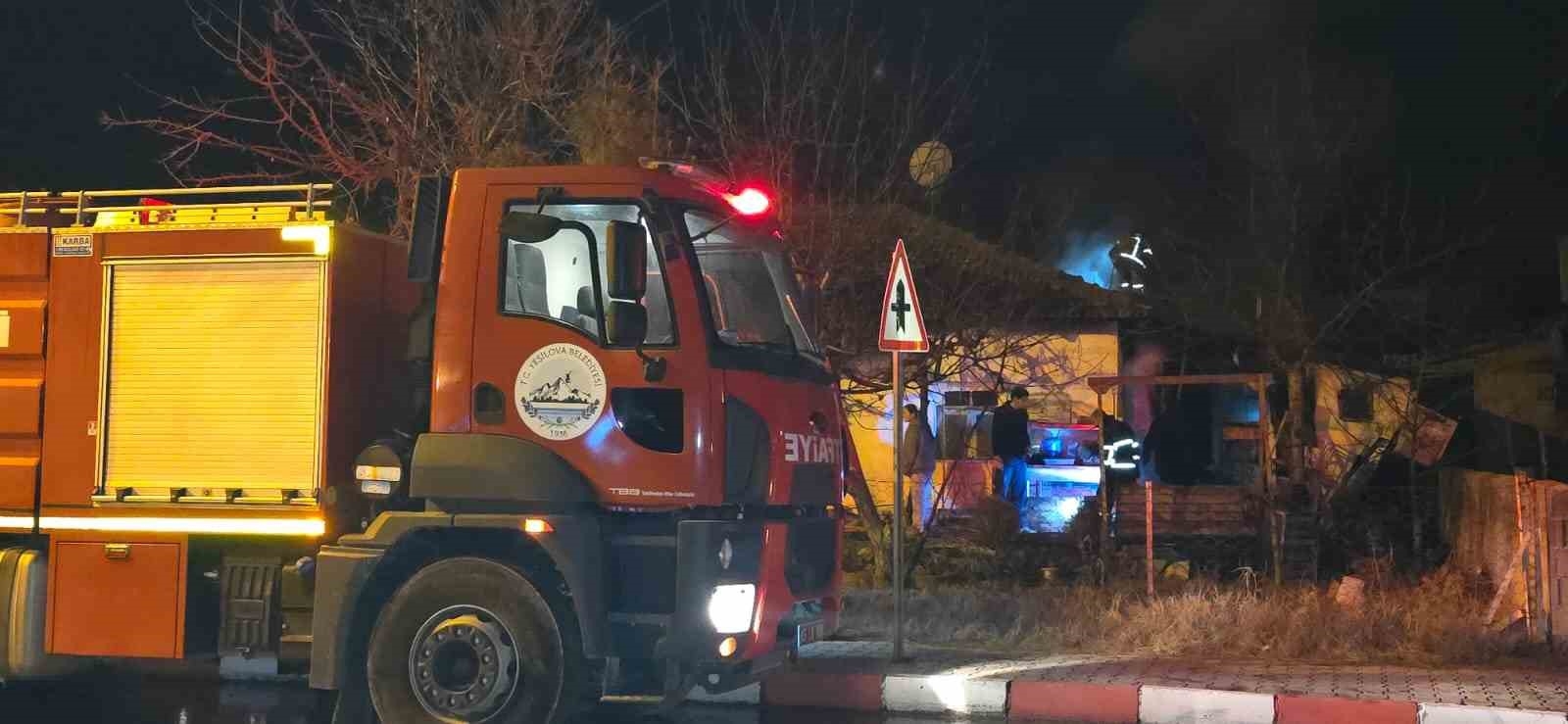 Sabaha karşı odunlukta çıkan yangın eve sıçradı