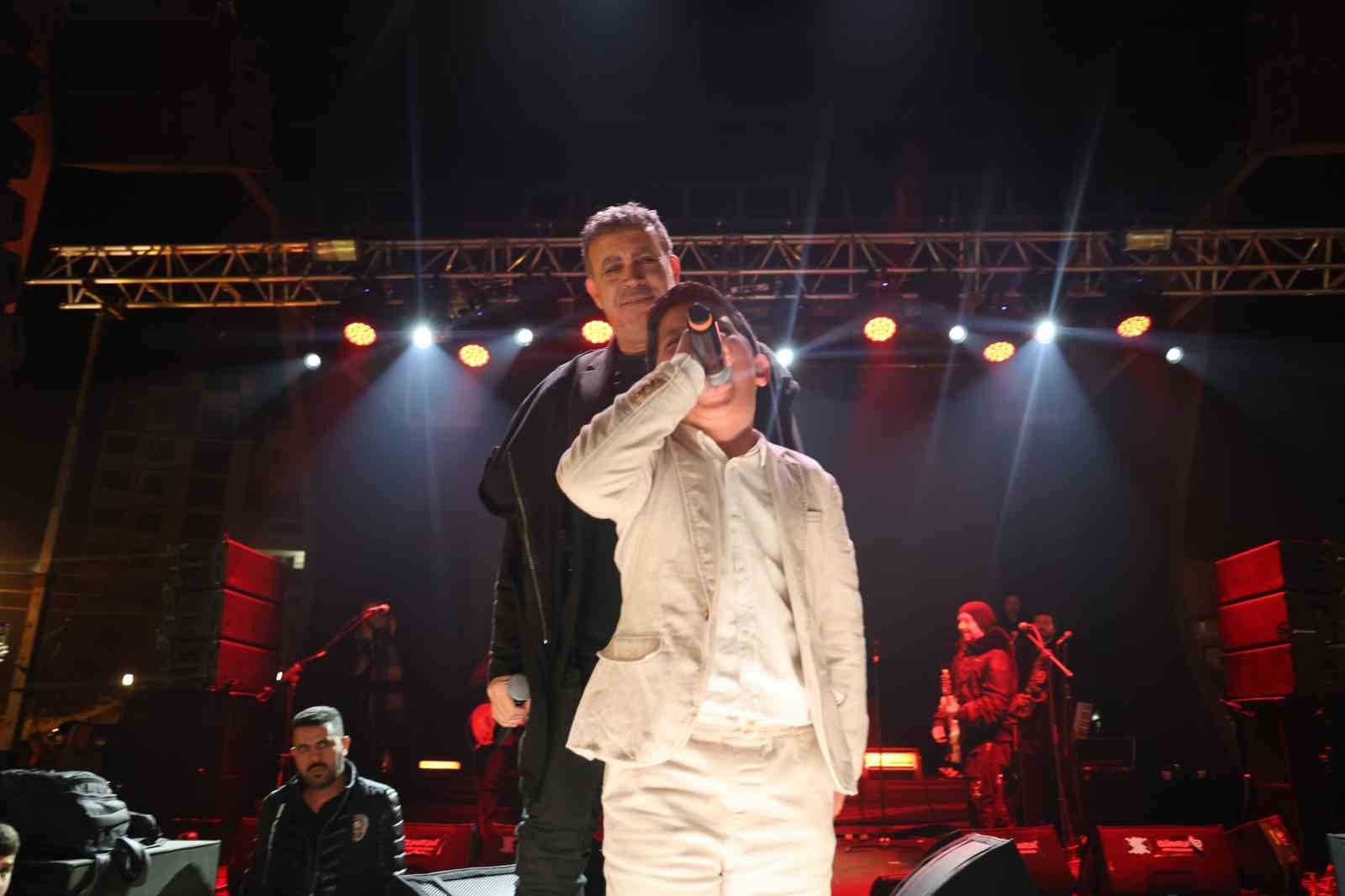 Şarkıcıları aratmayan performansıyla herkesi hayran bıraktı