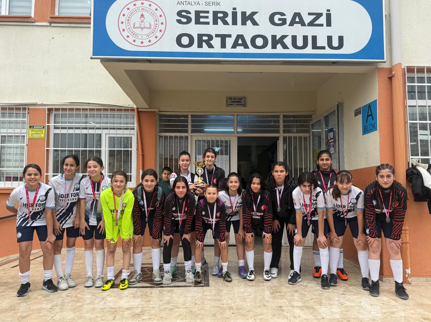 Serik Gazi Ortaokulu, ikinci oldu
