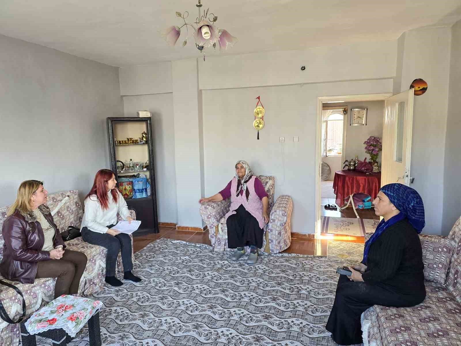 Tarsus Belediyesi, kadınların taleplerini evlerinde dinliyor