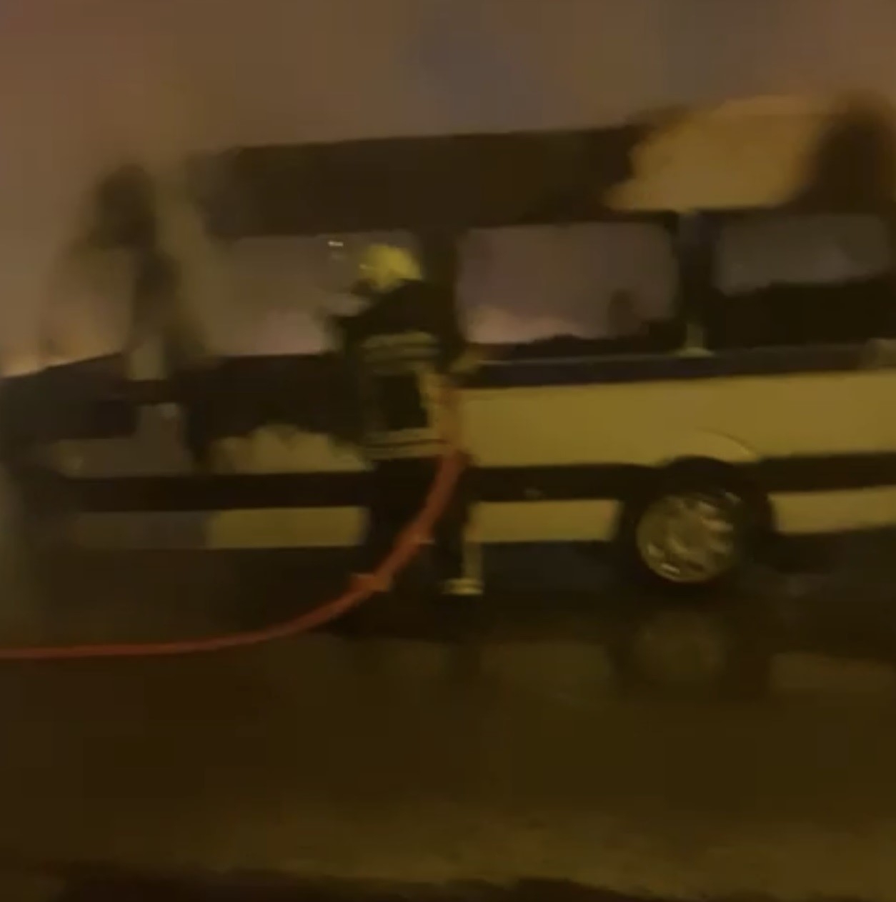 Tarsus'ta seyir halindeki servis aracı yandı