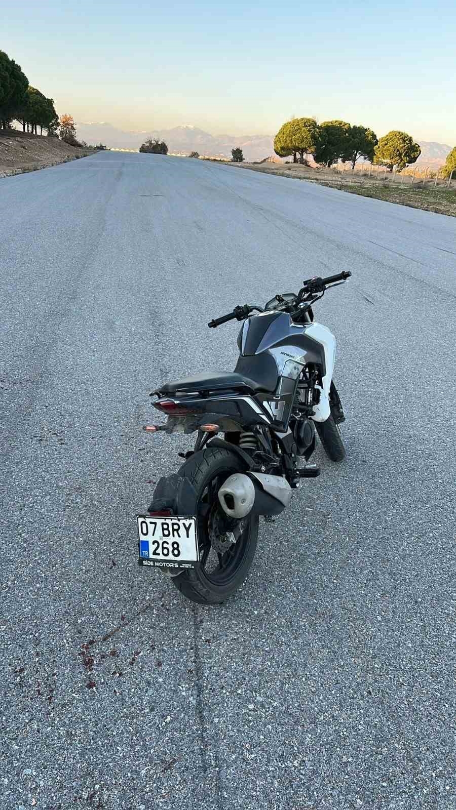 Uçak pistinde motosikletle hız kaza yaptırdı: 2 yaralı