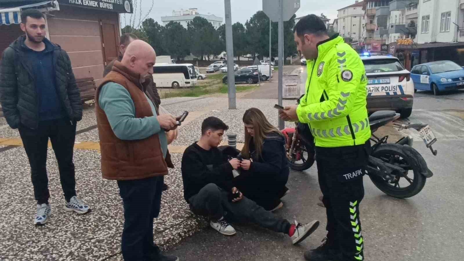 Yaralanan motosiklet sürücüsünü kız arkadaşı teselli etti