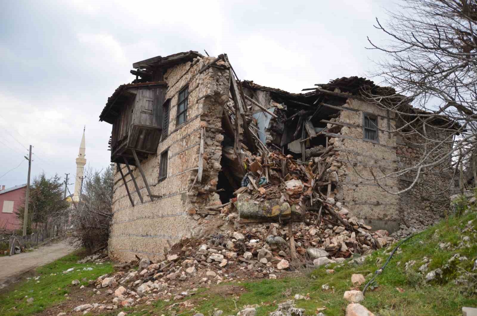 Yüksek restorasyon maliyeti ve mirasçılar arasındaki anlaşmazlık düğmeli evleri yok ediyor